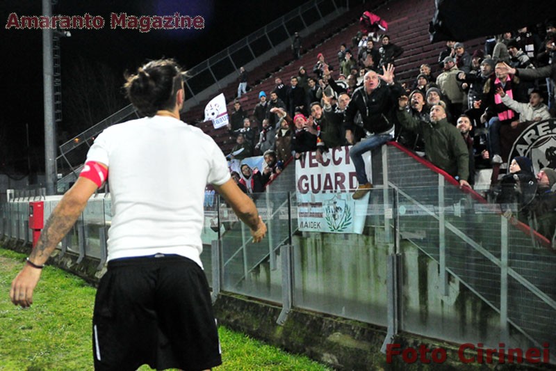 Cori lancia la maglia ai tifosi dopo la vitoria sul Rimini
